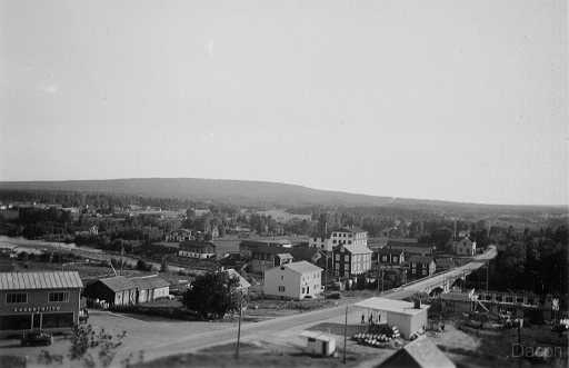 Råneå Holmen fotat från kyrkan.jpg - Foto mot Holmen med kraftverket, kvarnen och Lundins skofabrik, allt numera raderat bort genom rivning eller eldhärjat